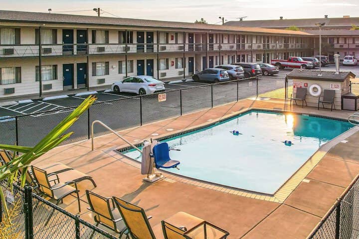 Pool 21 of 25